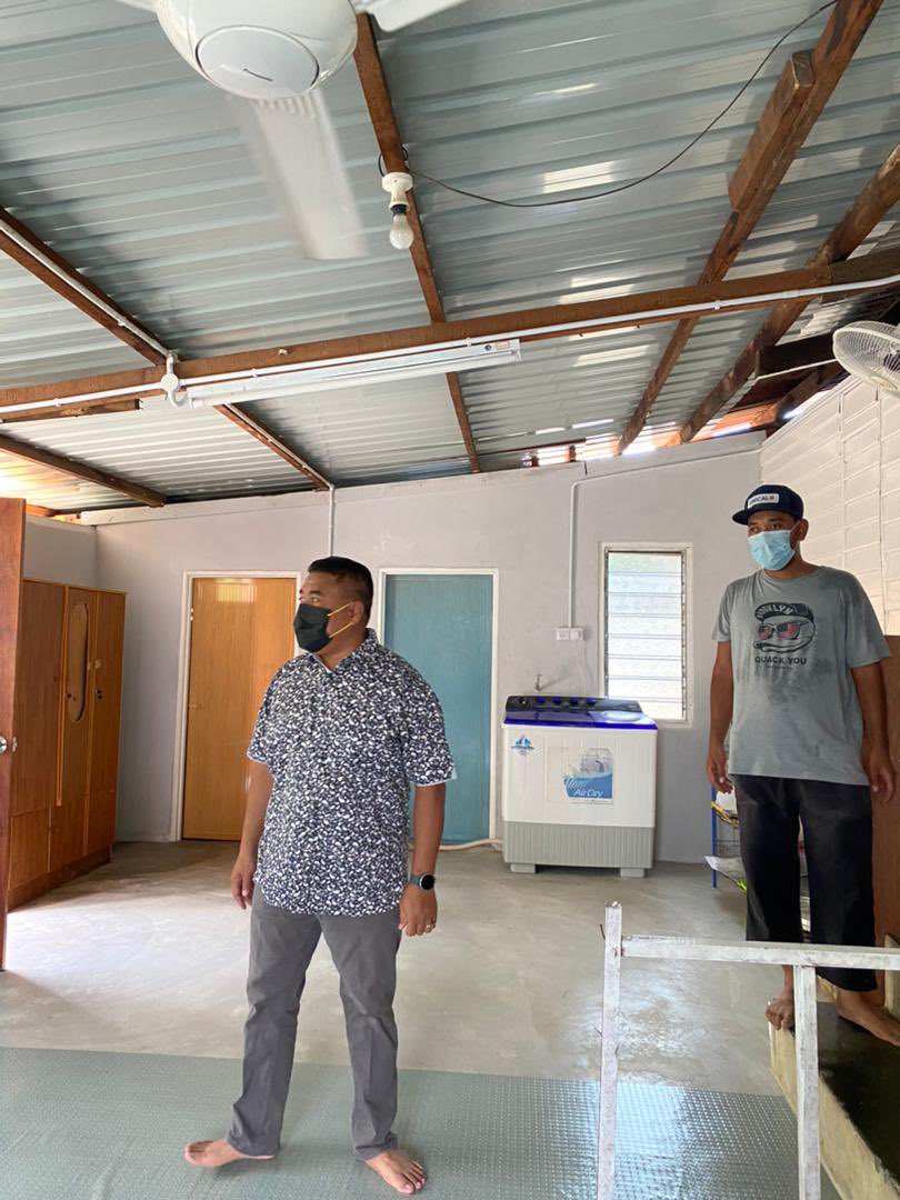 IsmailSaid087's tweet photo. Ziarah Makcik Asrah, ibu tunggal OKU (bisu) di Kg Desa Murni Kerdau..alhamdulillah syukur dah siap kerja baikpulih rumah makcik Asrah yg saya luluskan RM20K sebelum ini..
#p087kualakrau #p087cakna #teamdsims https://t.co/2bKxYUqdqP