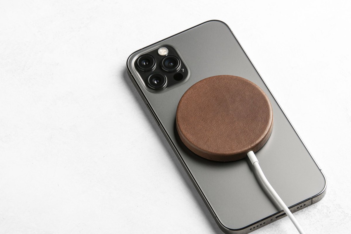 verge's tweet photo. Ladies and gentlemen, a leather case for your MagSafe puck https://t.co/28EERtLg4e https://t.co/JzKDB5W39X