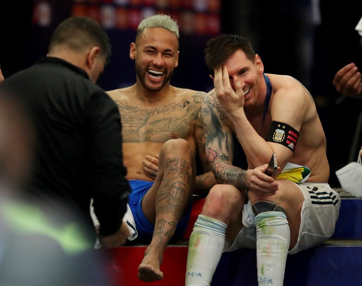 📸 Esta foto es post partido

Teoría: para Neymar es más fuerte la alegría de ver a su amigo campeón que la tristeza de no poder ganado él el título 🇧🇷🤝🇦🇷