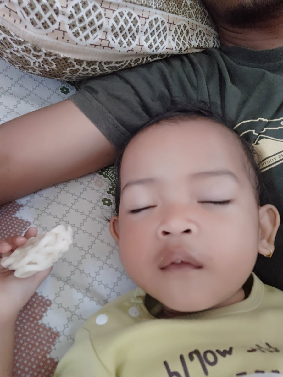 iqbalramdani's tweet photo. Definisi ngantuk tapi masih pengen nyemil https://t.co/gF7Tmrlv1R