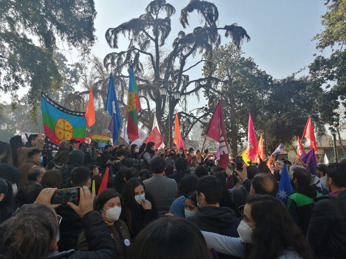 vickypalmaerpel's tweet photo. Potente jornada en #Santiago junto a todos y todas quienes asistimos a la plaza #Yungay para acompañar a nuestro candidato. 
Emocionante, esperanzador y sólido, fueron algunas de las expresiones que vecinas y vecinos tuvieron para @danieljadue .
Se abrirán las grandes Alamedas 🙌🏽 https://t.co/iSgG37lmkS