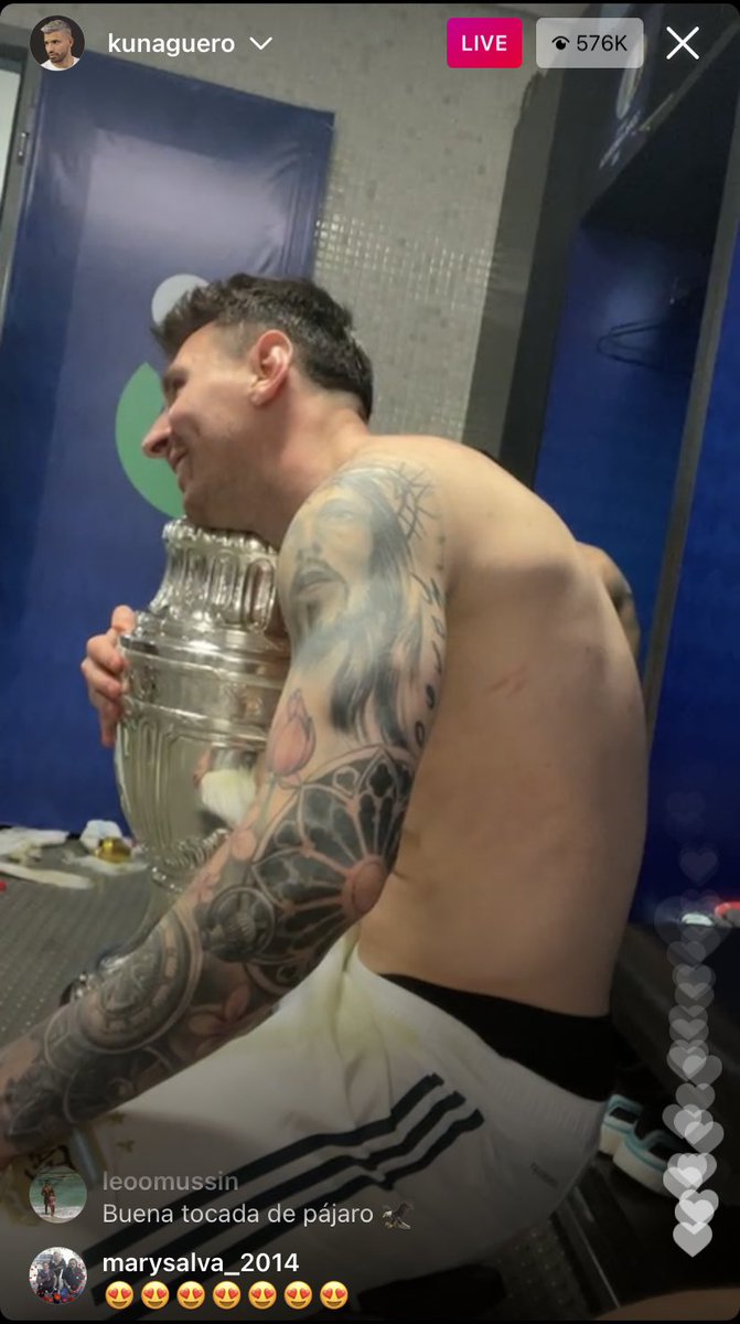 COMO LA ABRAZA, es tuya lio💙🤍💙
