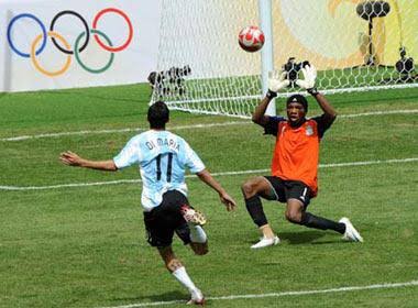 Kayes420's tweet photo. Angel chipped it over in 2008, Angel chipped it over in 2021. Gracias, Angel Di María ♥️ https://t.co/051eeSXHDs