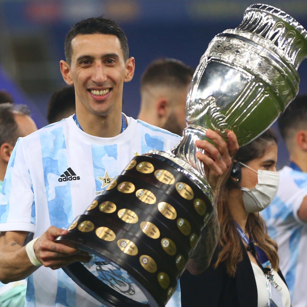 InvictosSomos's tweet photo. En la final del Mundial 2014, Real Madrid no permitió que jugara infiltrado. En la final de la Copa América 2015, se lesionó en el inicio. Y en la final de la Copa 2016, salió lesionado. Hoy, no. Hoy hizo el gol con el que Argentina rompió la sequía. Por fin llegó la suya. FIDEO. https://t.co/NnxMFz2fTi