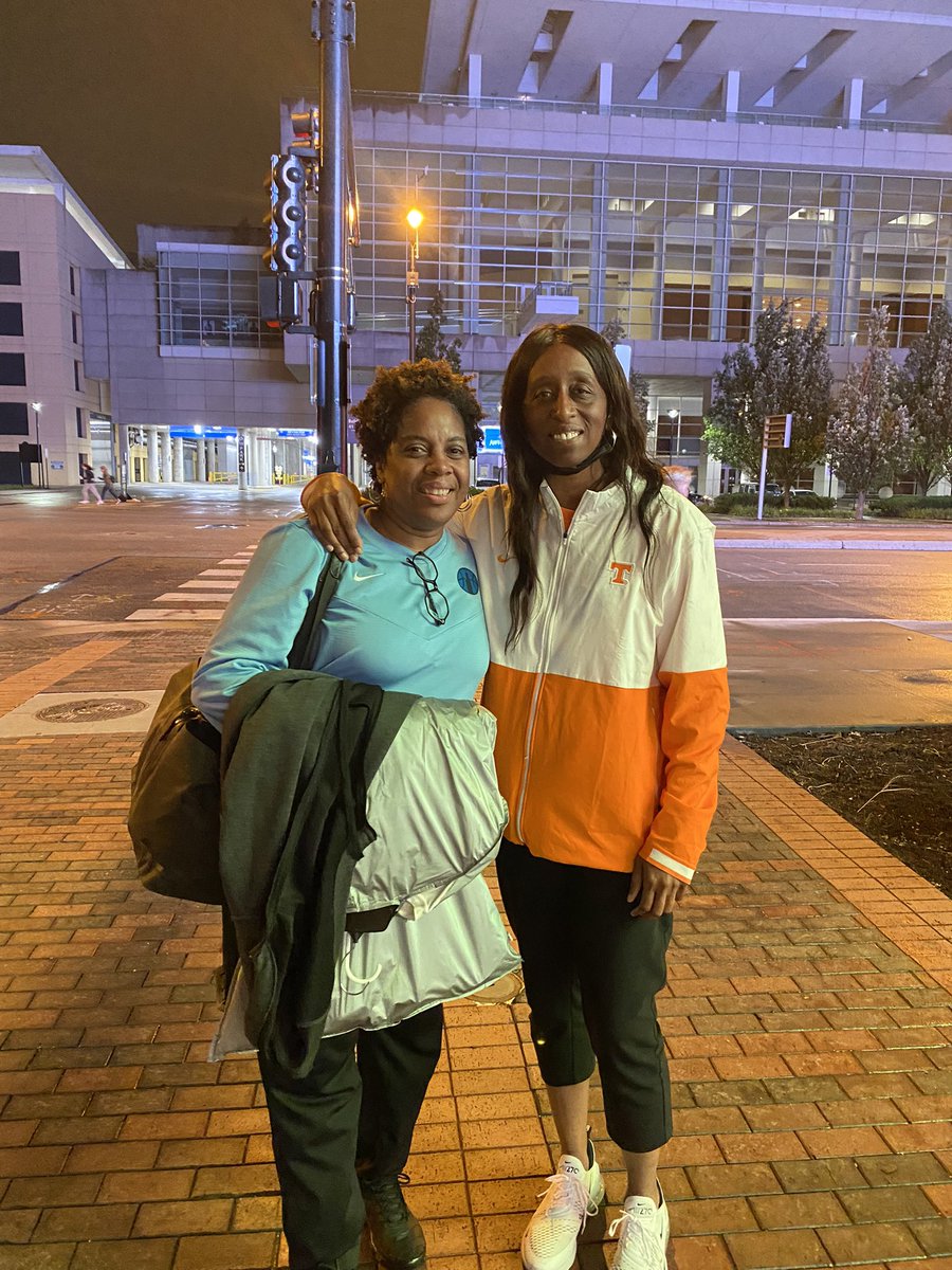 CoachSamDawg's tweet image. Great night at the Chicago Sky game. Even better to catch up with Lady Vol Alum/2X National Champion/WNBA All-Star now Chicago Sky assistant coach Tonya Edwards. #LVFL
