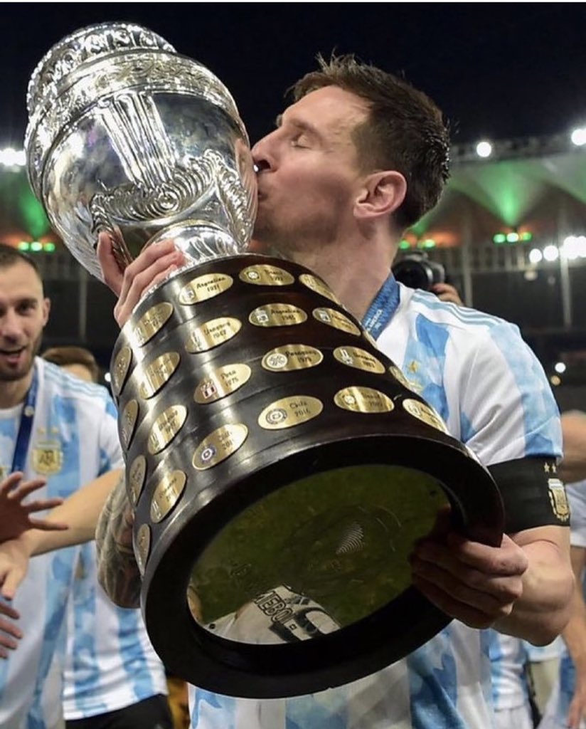 No se si la copa tenía mas ganas de estar en las Manos  de LEO que LEO TENER LA COPA EN SUS MANOS