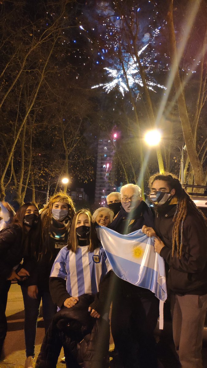 AkLulyFarias's tweet photo. Mi abuelo vió campeón a Kempes, Maradona y a Messi. Hoy festejamos juntos🇦🇷🇦🇷🎉 https://t.co/jnUCDaSE0D