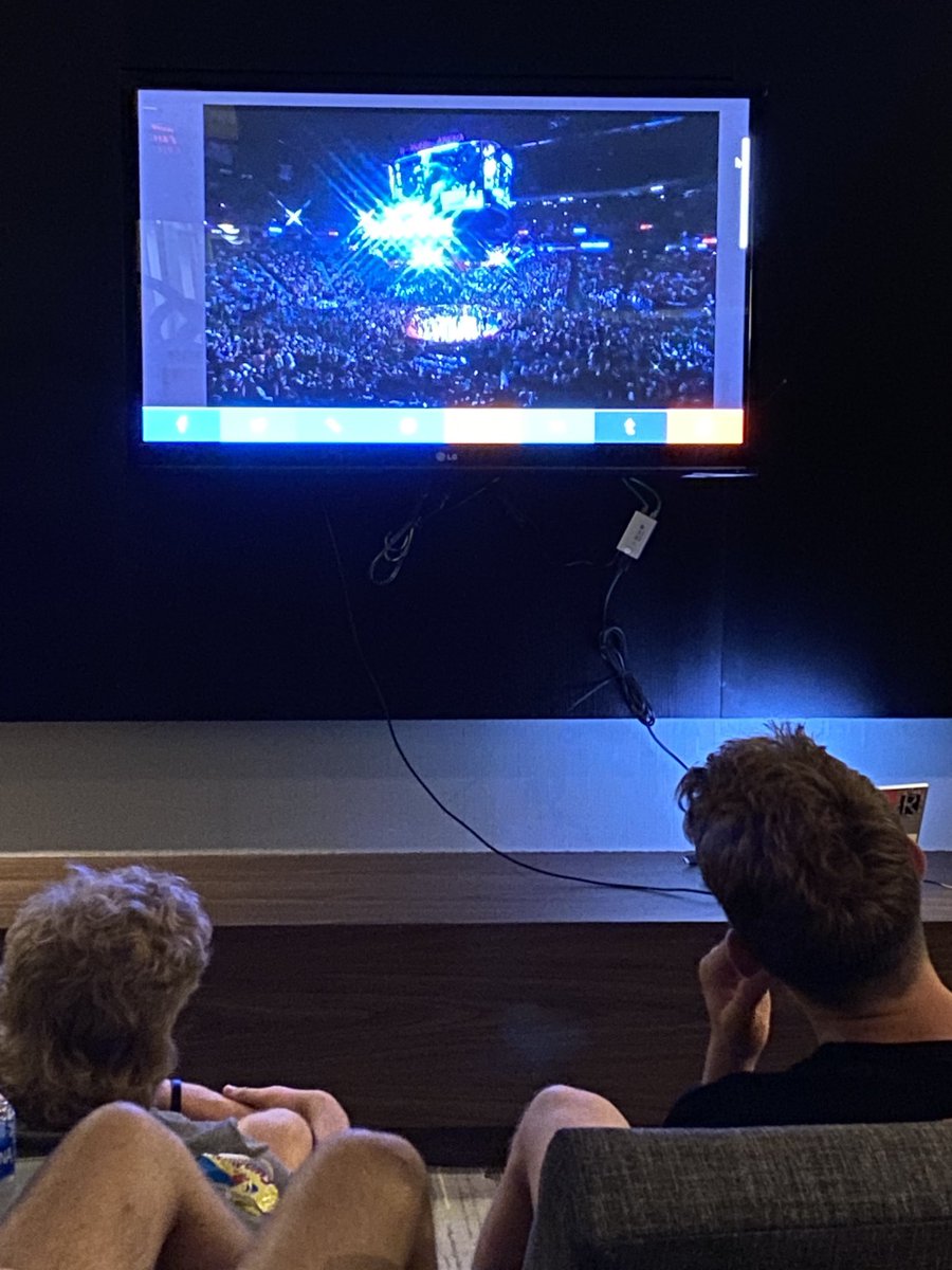 hoe951's tweet image. DE 2022. Fight night.