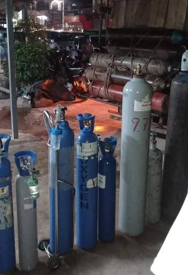 BunnyPhyoe's tweet photo. Locals in Lashio are lining up to refill oxygen tanks for #Covid19 patients at home since hospitals are packed &amp; Military operated hospitals are also for themselves to treat. WE NEED HELP FOR COVID-19 #MyanmarNeedsO2 #July11Coup #WhatsHappeningInMyanmar https://t.co/PfIC1ZxFQZ