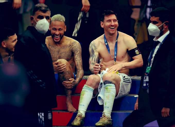 AguantePeron17's tweet photo. Rivales dentro de la cancha. Amigos fuera de ella. Argentina y Brasil representados en una foto https://t.co/7iku8GMhO9