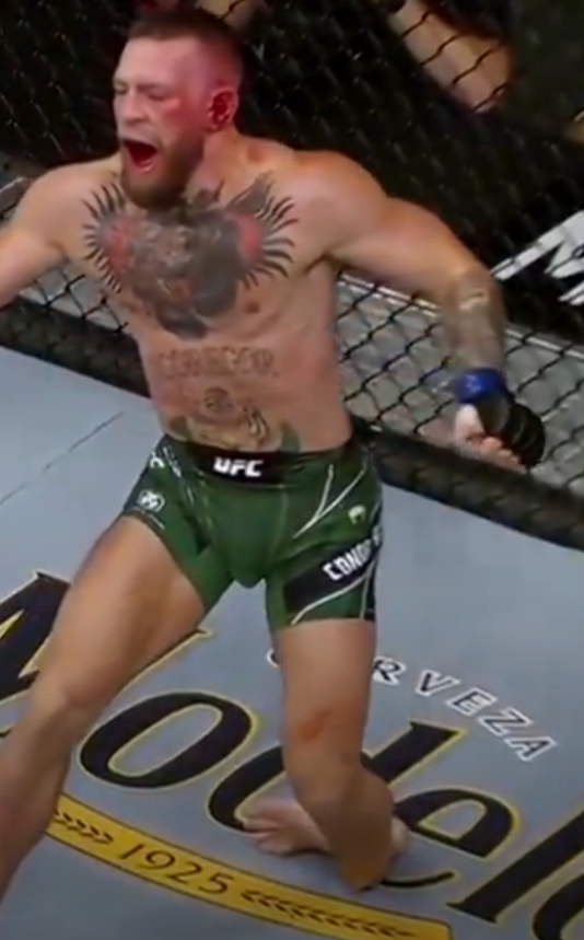 realslickstevie's tweet photo. OH MY GOD #UFC264 https://t.co/u9DYPMp7Gd