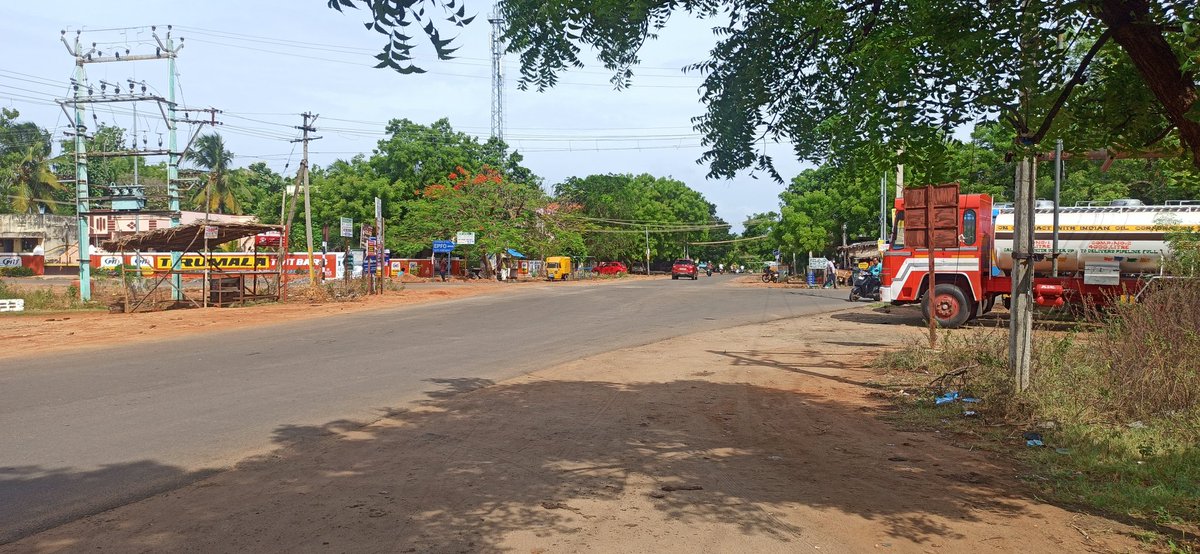 NowNellai's tweet photo. திருநெல்வேலி வட்டார போக்குவரத்து அலுவலகம் அருகே உள்ள நான்கு சாலை சந்திப்பில் வேகத்தடை அமைக்க பொதுமக்கள் கோரிக்கை... https://t.co/m1WZvACle3
#tirunelveli #accident #speedbreaker #publicrequest #nellaijustnow https://t.co/yD8chMmLu3