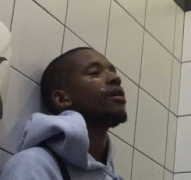 I gave my phone about 200 viruses just for mcgregor to break his ankle😭😭😭