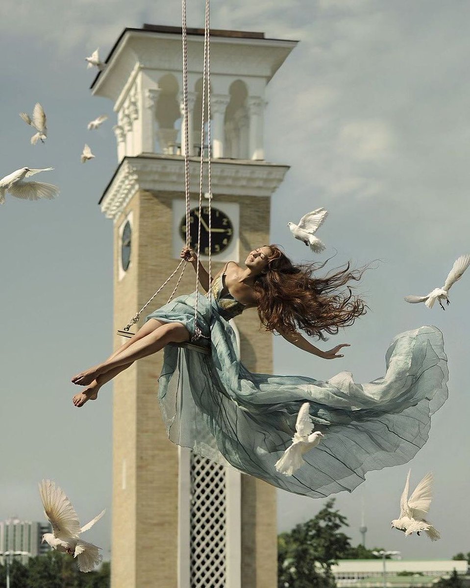 Девушка летит вниз. Я лечу во взрослую жизнь. Я могу летать. Летать напомнить. Разбег прыжок и вот лечу.