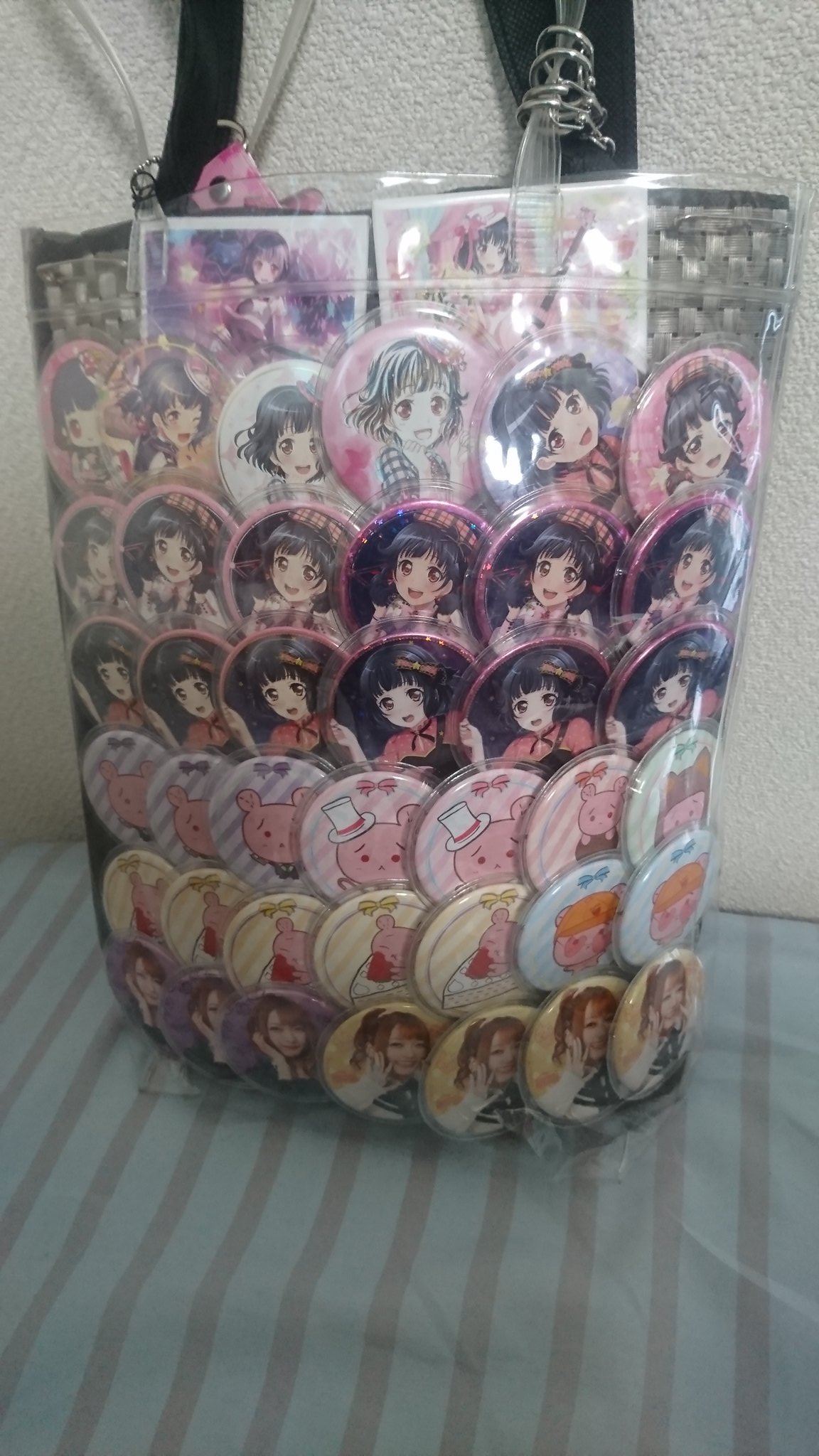 ファースト りみりん痛バッグ 両面缶バッジの配置完了 西本おりみさんのwebくじでの缶バッジも付けたから ダブルりみりんな感じ 持ち手の根元のとこにアクキーが付いてるけど 配置の見やすさの為に中にしまいました 痛バッグ 牛込りみ 西本りみ り