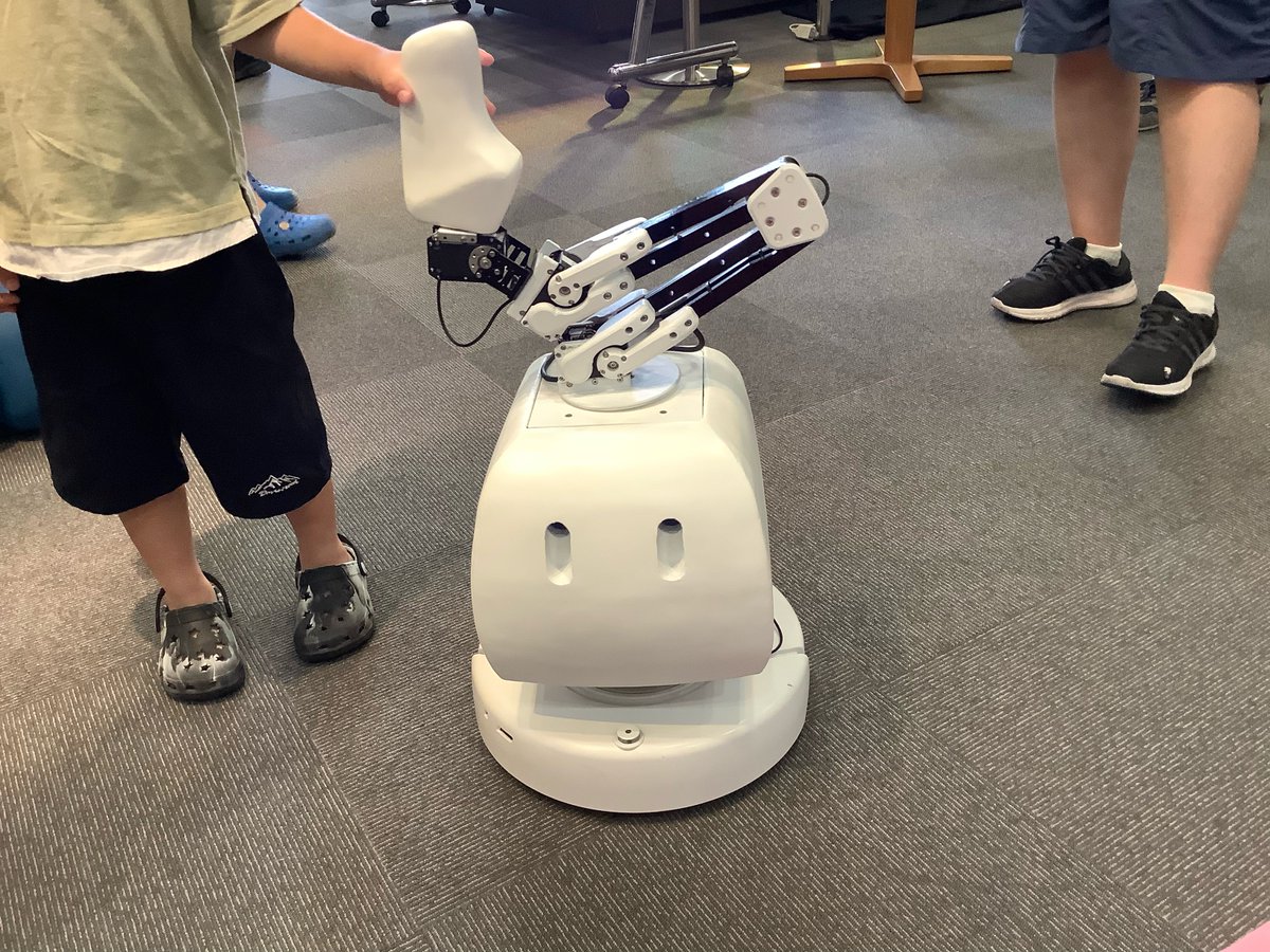 wodu_robot's tweet photo. ③フロアをウロウロしてたのは、一緒に散歩出来るロボ「マコのて」と、半自律型の乗り物「RunRu for Kids」。
マコのては、手を引くとなんとなくそっちに来てくれるお散歩ロボw RunRuは放っておいても勝手にその辺を動きまわる乗り物(操縦も出来る)w ユニークw
#弱いロボット #マコのて #RunRu https://t.co/lkAHBzW9E2