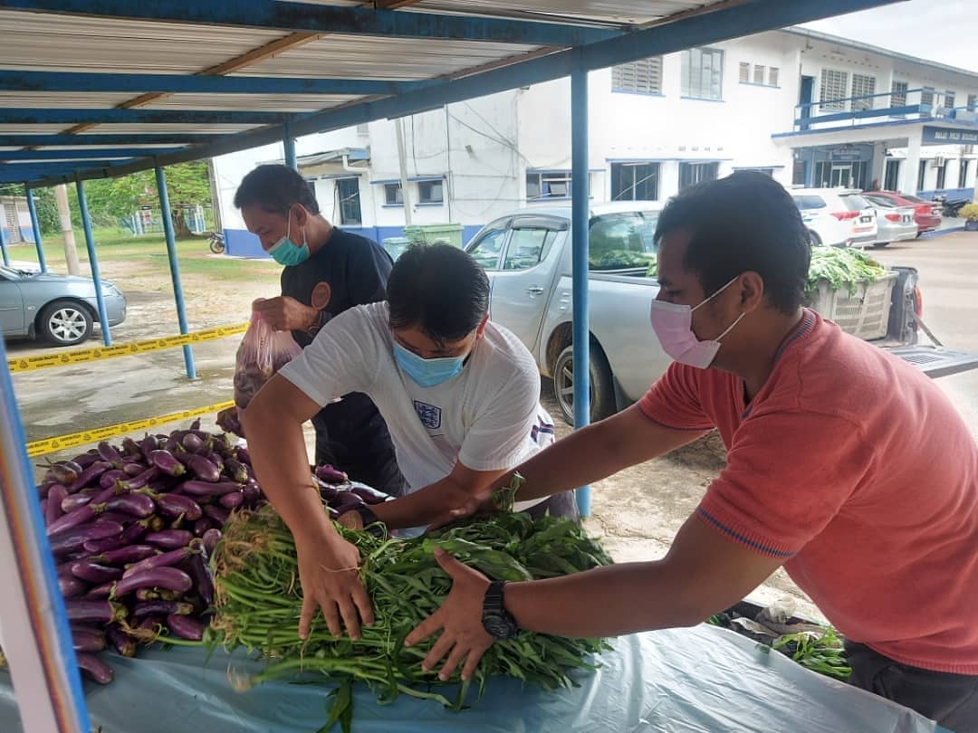 UnitenK's tweet image. Foodbank@Balai Polis Muadzam Shah
10 Julai 2021 (Sabtu)

Kali ini Uni10 Care membekalkan sayuran segar antaranya sawi, petola, kangkung dan terung hasil sumbangan pihak Pasaraya Pantai Selamat Muadzam Shah.

Jom menyumbang:

Uni10 Care
06064010024104
Bank Islam Malaysia Berhad
