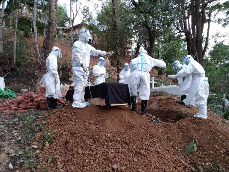#Myanmar on Saturday reported 71 fatalities
—the highest death toll since the military coup in February
—and 4,377 new COVID-19 cases, after testing 15,128 swab samples, according to junta’s health ministry.
(Photo: Volunteers bury a COVID-19 patient’s body in Tonzang on June 3.)