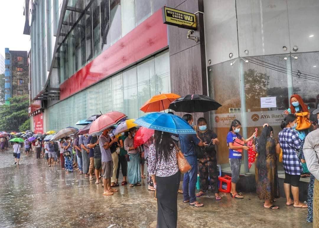 BunnyPhyoe's tweet photo. We were lining up for cash at ATMs past months &amp; now we are lining up for Oxygen again. We are suffering from lack of oxygen &amp; living in the hardest time of our lives under irresponsible illegal government Terrorists Council.
@RapporteurUn
#MyanmarNeedsO2
#WhatsHappeningInMyanmar https://t.co/ju5lnUDsAc