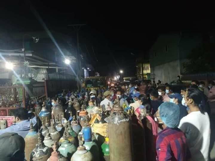 In Yangon, people were seen  lined up for oxygen last night. WE NEED HELP FOR COVID-19  #MyanmarNeedsO2 #July11Coup #WhatsHappeningInMyanmar