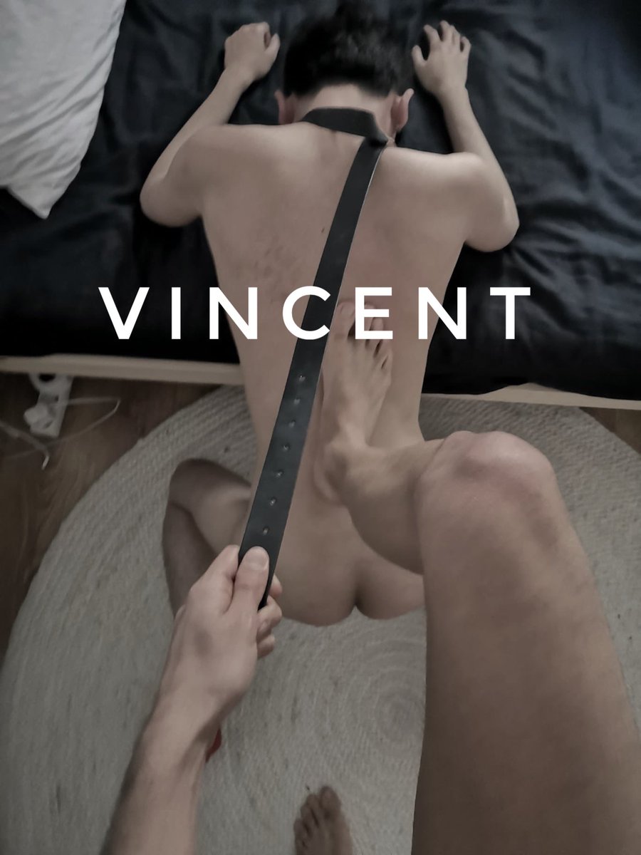 新来的实习生真的是骚，平时上班的时候正正经经，放假借着工作不懂为理由就要来伺候爸爸，真tm带劲，骚🐶逼操起来也是非常舒服