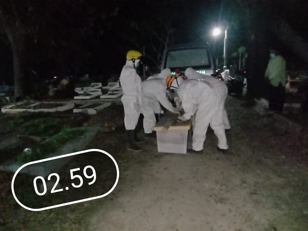 indra_agusta's tweet photo. Sabtu, 10 Juli 2021 ada 15 pemakaman, karena tim kelelahan dilanjutkan hari ini.  Jarak yang sangat jauh masaran-sambungmacan-sambirejo, 

Ati-ati lur #Sragen.
Maturnuwun relawan .. https://t.co/n1cbJtAxVU
