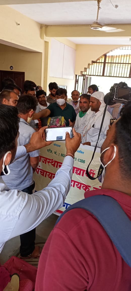 Sanvida_Shiksha's tweet image. #सीकर - ग्राम पंचायत सहायक जिला कार्यकारिणी संघ सीकर ने शिक्षा मंत्री जी @GovindDotasra जी से शिष्टाचार मुलाकात करते हुए नियमितीकरण की मांग की!
मंत्री जी ने दिलाया भरोषा आपकी माँगो पर किया जा रहा है विचार,
आपका काम बहुत जल्द होगा!!
@GPS_Rajasthan