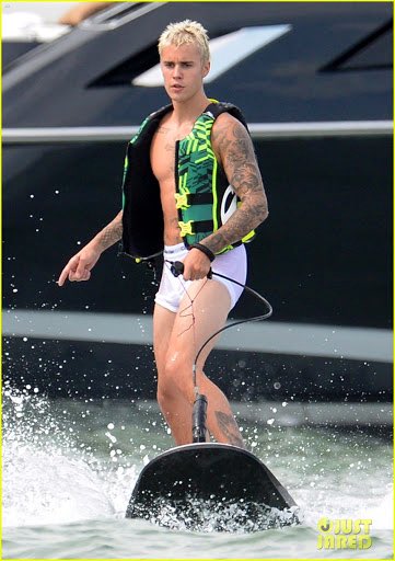 justinbishairy's tweet photo. #JustinBieber should go water skiing in his boxers again this summer💪🏻 ugh look at his big bulge! #buzztin #hairyjerry https://t.co/mwMjmd8bsq
