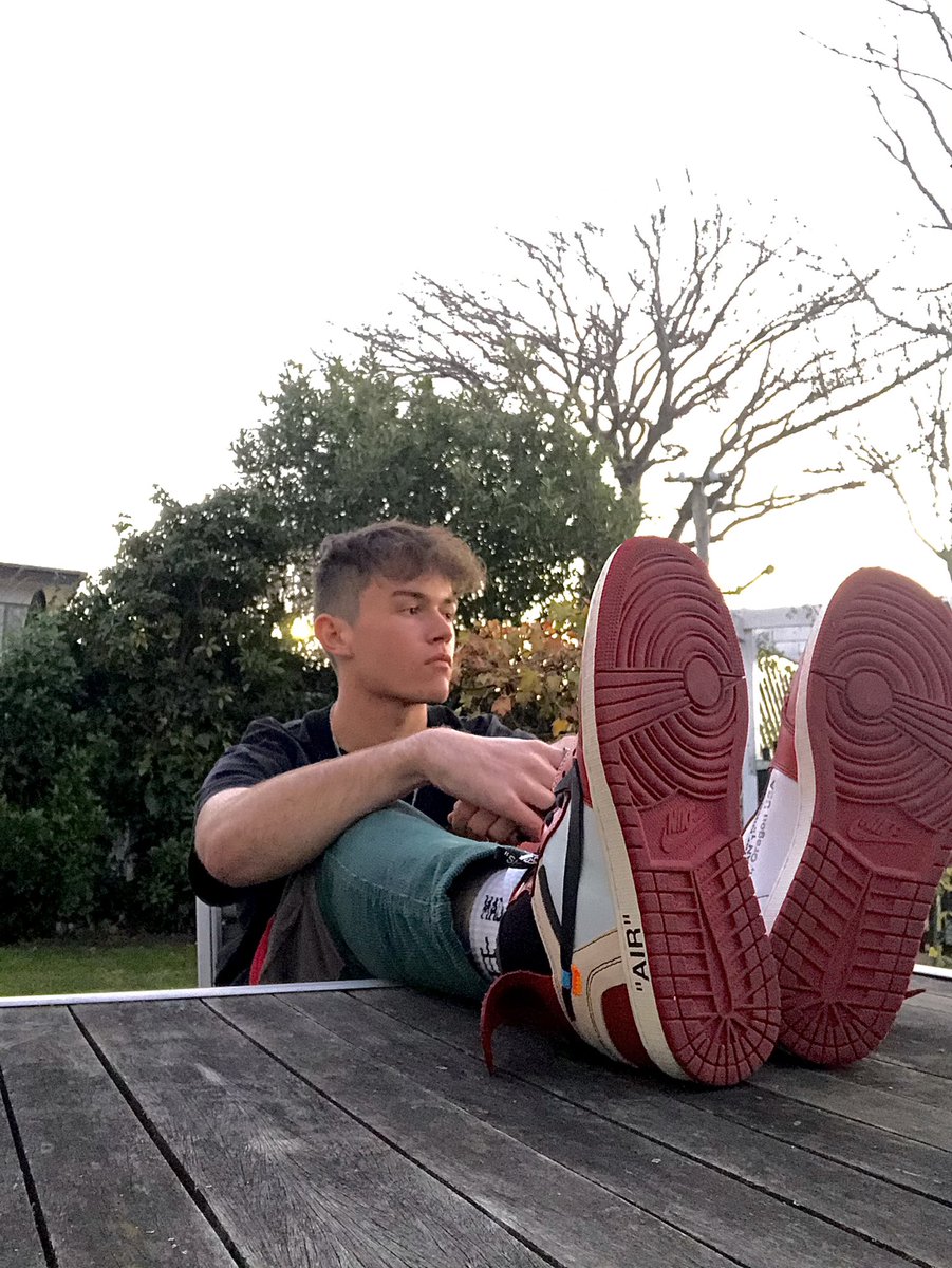 Slitely's tweet image. UFC Sundays are always fun with Friends

Huge shame about @TheNotoriousMMA  ankle injury though!