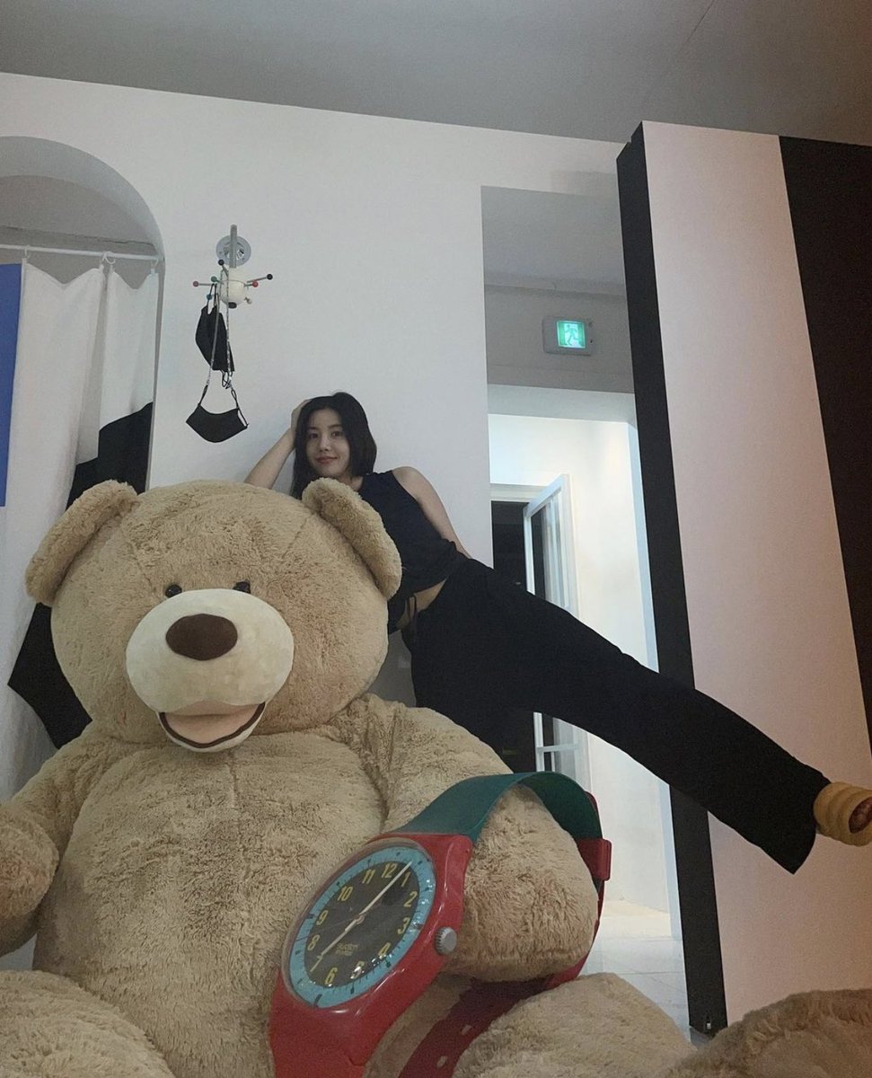 sakvamoto's tweet photo. Halo semuanya!🧸 
Bagaimana hari minggu kalian? 👀 
Aku membawakan foto diriku dengan boneka beruang lucu ini. Apakah diriku terlihat begitu mungil di sebelahnya? 😝https://t.co/XwwSR8kBUL