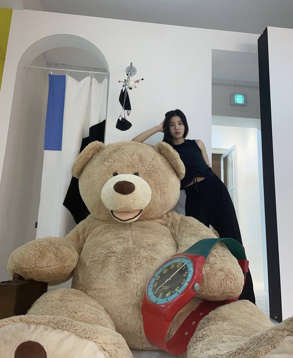 sakvamoto's tweet photo. Halo semuanya!🧸 
Bagaimana hari minggu kalian? 👀 
Aku membawakan foto diriku dengan boneka beruang lucu ini. Apakah diriku terlihat begitu mungil di sebelahnya? 😝https://t.co/XwwSR8kBUL