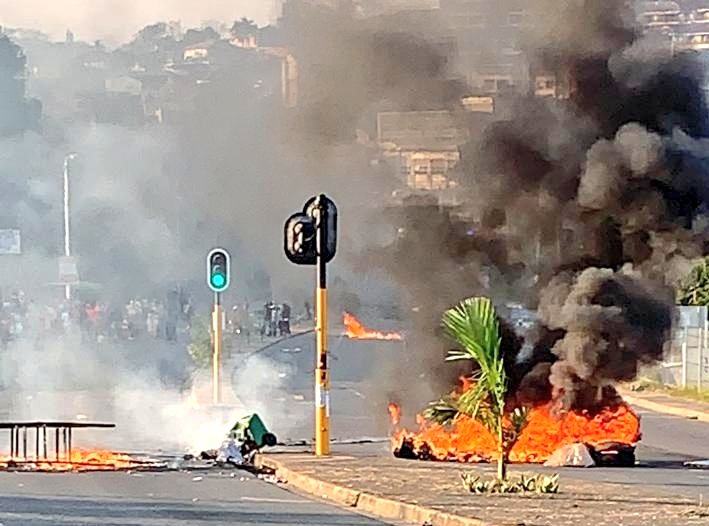 ecrtraffic's tweet photo. Quarry Rd and the entrance to Reservoir Hills is currently obstructed. Avoid the area. Authorities are on scene. #KZNTraffic #ECRTraffic https://t.co/fm2slIrsmS