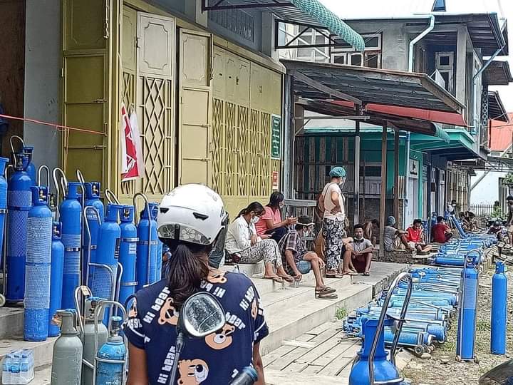 katycho22222's tweet photo. @MayWongCNA The need for oxygen in #Kalay has not gone down yet.This kind of scene is happening almost all over the city. Since #June, more than 500 have already died of #COVID19 and 33 people died on only #July10 in #Kalay.😷🥀😭
 #WhatsHappeningInMyanmar
#July11Coup 
#MyanmarNeedsO2 https://t.co/7PS5bkkvEz