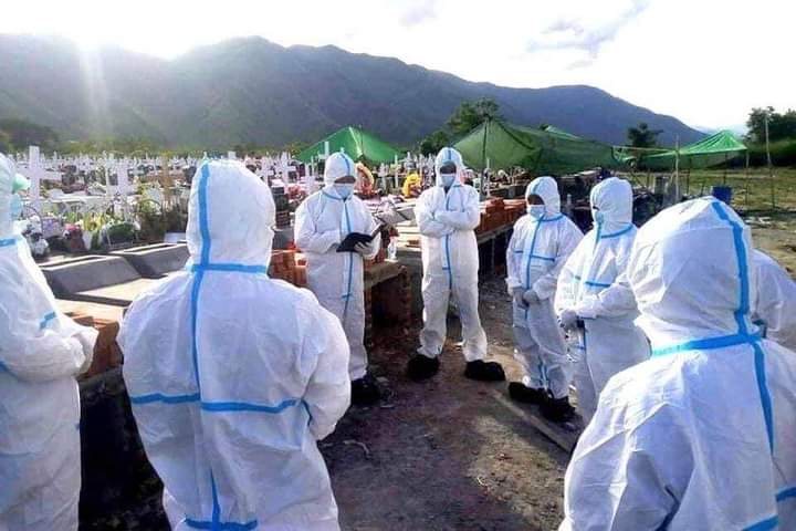 katycho22222's tweet photo. @MayWongCNA The need for oxygen in #Kalay has not gone down yet.This kind of scene is happening almost all over the city. Since #June, more than 500 have already died of #COVID19 and 33 people died on only #July10 in #Kalay.😷🥀😭
 #WhatsHappeningInMyanmar
#July11Coup 
#MyanmarNeedsO2 https://t.co/7PS5bkkvEz