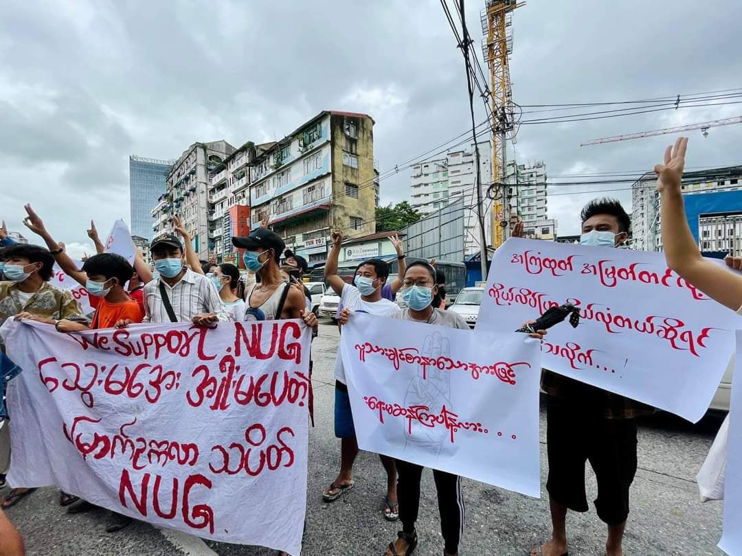 Arn_the_king's tweet photo. Ppl in #Yangon staged a flash-mob protest near #Mingala Market on this noon, demanding to overthrow the military dictatorship.
WE NEED HELP FOR COVID-19
#MyanmarNeedsO2
#July11Coup
#WhatsHappeningInMyanmar https://t.co/BAFbeFe71f