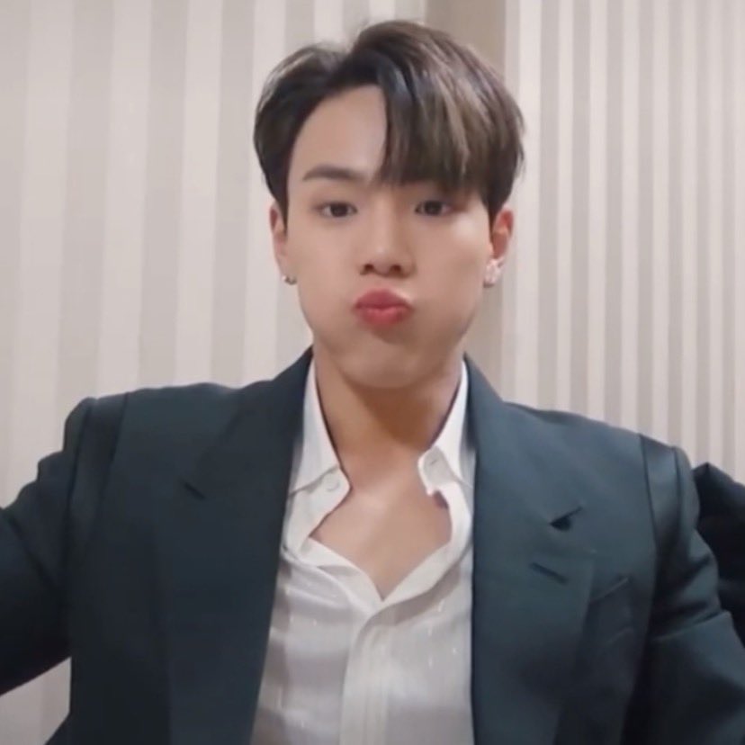 Minhyuk24hr's tweet photo. Be careful,our leader-nim. Terlalu banyak air mata menangisi bujang ini,para BPJS butuh hiburan so here we are! Keep healthy shownu-ssi,bakal banget bapak uw😭❤️
#ShownuMbbWillBeWaitingYou
#shownubestboy
#shownubestleader https://t.co/HrKlTE5zey