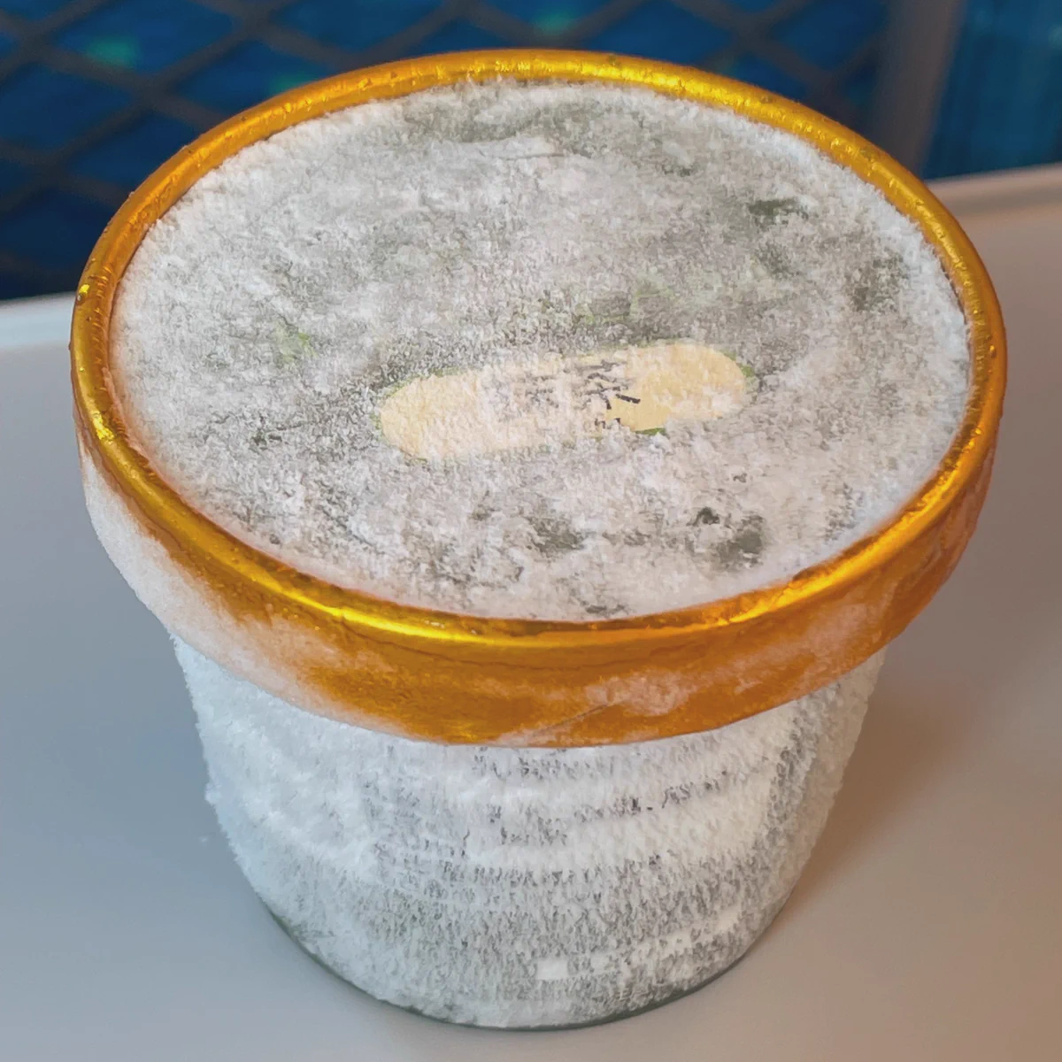 シンカンセンスゴクカタイアイスが過去最大級にカタイ…どうやって食べればいいんだコレ…