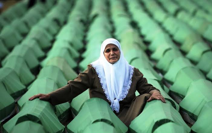 Unutmayacağız! Ben de bir Boşnak olarak büyük dedelerimi, anne ve babamın şehit olan kuzenlerini rahmetle anıyorum. 
#srebrenitsasoykırımı #26yıl 🥲🙏🦋
#unutmadıkunutturmayacağız #bosna #Srebrenica  #bilgekral #aliyaizzetbegoviç