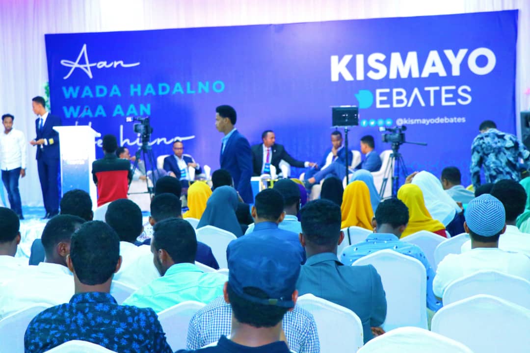 AhmedAbdihadi's tweet photo. Kismayo iyo xalay. Waxay ahayd dood ku saabsan dowrka dhallinyarada iyo aqooyahanku ku yeelan karaan horumarka dalka.

Rag culus oo uu kamid yahay @M_H_Ingiriis ,@HMudane @MubarikMohame12 , aniga iyo @Abdiwalikeyton  ayaa qayb ka ahaa. #Somalia #Jubblanddeveploment https://t.co/zMyAcuAtWn