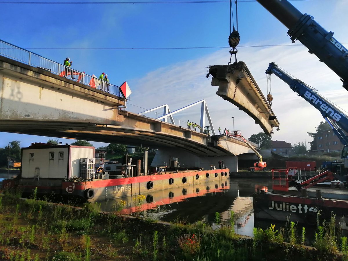 Vandaag breken we de oude brug over het #Albertkanaal in @stadherentals aan de Herenthoutseweg af👷‍♂️💪👷‍♀️ Zo zetten we de teller op 50 bruggen op 9,10m #viatalbert <a href="/WillemenGroep/">Willemen Groep</a> <a href="/HyeNV_/">HYE NV</a> #aelterman #frankiconstruct <a href="/ArcadisBelgie/">Arcadis België</a> <a href="/swecobelgium/">Sweco Belgium</a> <a href="/Sarens/">Sarens</a> #Baldewijns #Ceftransport