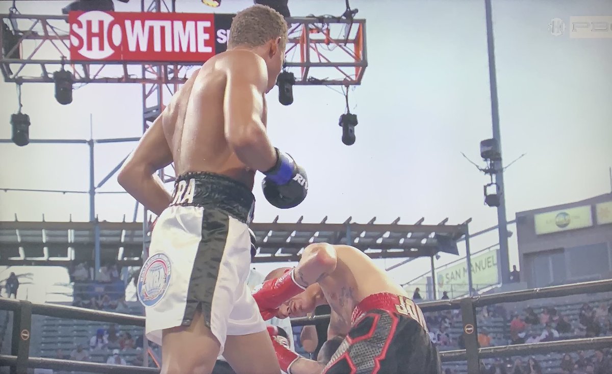 ElBoxcast's tweet photo. El dominicano, Michael "Zarza" Rivera (21-0, 14 KOs), derrotó por KO en 8 asaltos al español Jon Fernández (21-2, 18 KOs). https://t.co/H2W3XMDHXM
