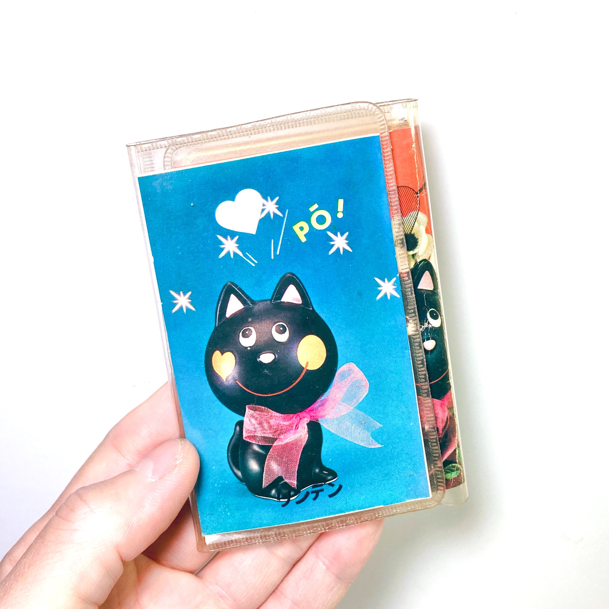奇声を発して暴れる坊や 奇声の入荷 たまにはレトロでも 内藤ルネさんの黒猫 陶器人形がジャケを飾る リンデンのビニパス手帳が入荷しました ジャケ内側には昭和45年のオリコン年間1位曲 黒ネコのタンゴ の歌詞 が記載されており 当時の黒ネコ