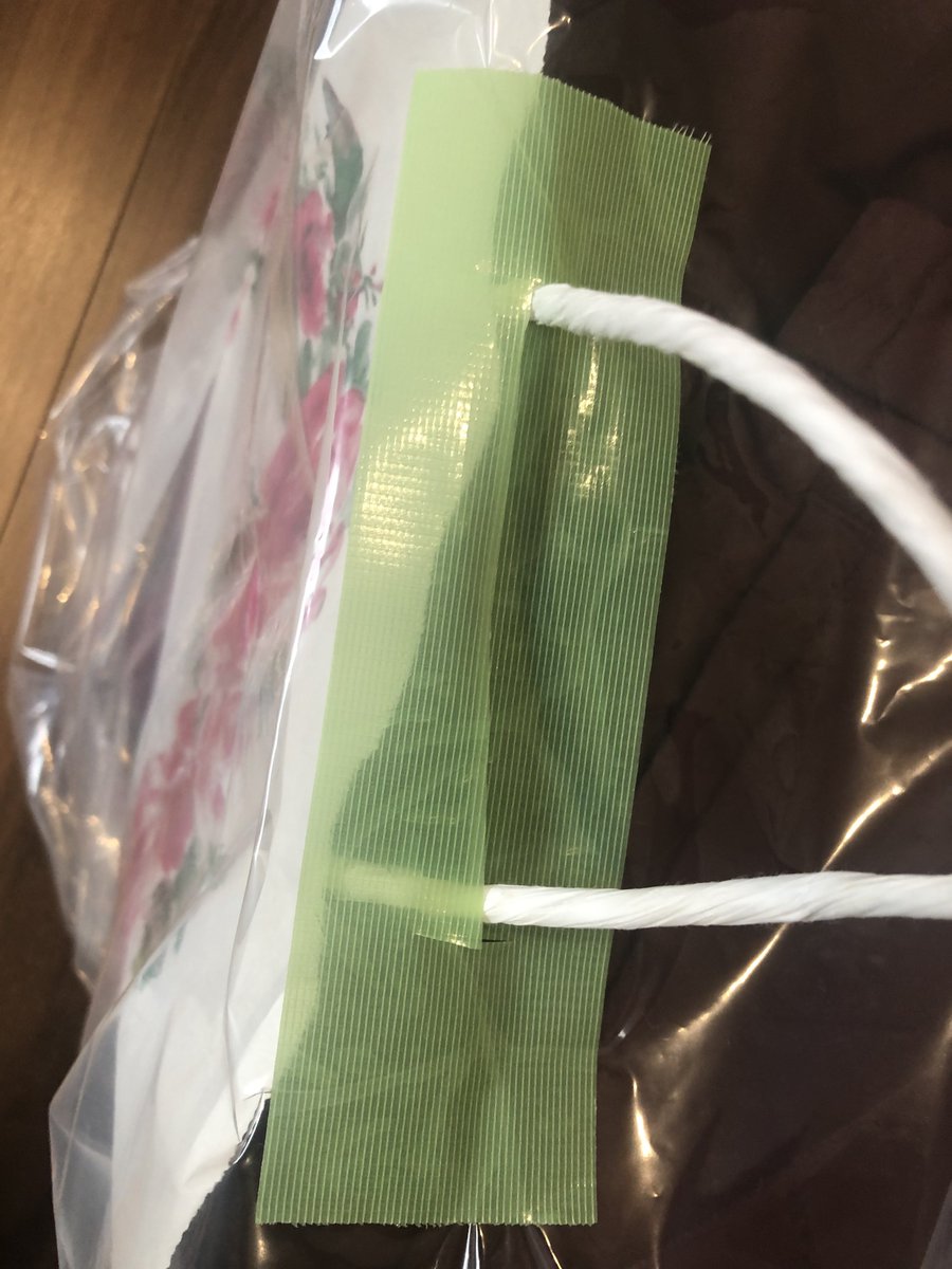 これはゴミ袋で紙袋の雨カバー作りたいけど、切ったところの強度が心配な時に使える豆知識、ライフハックです🙋‍♂️☔🛍
(テープ貼ってから切り込み入れる) 