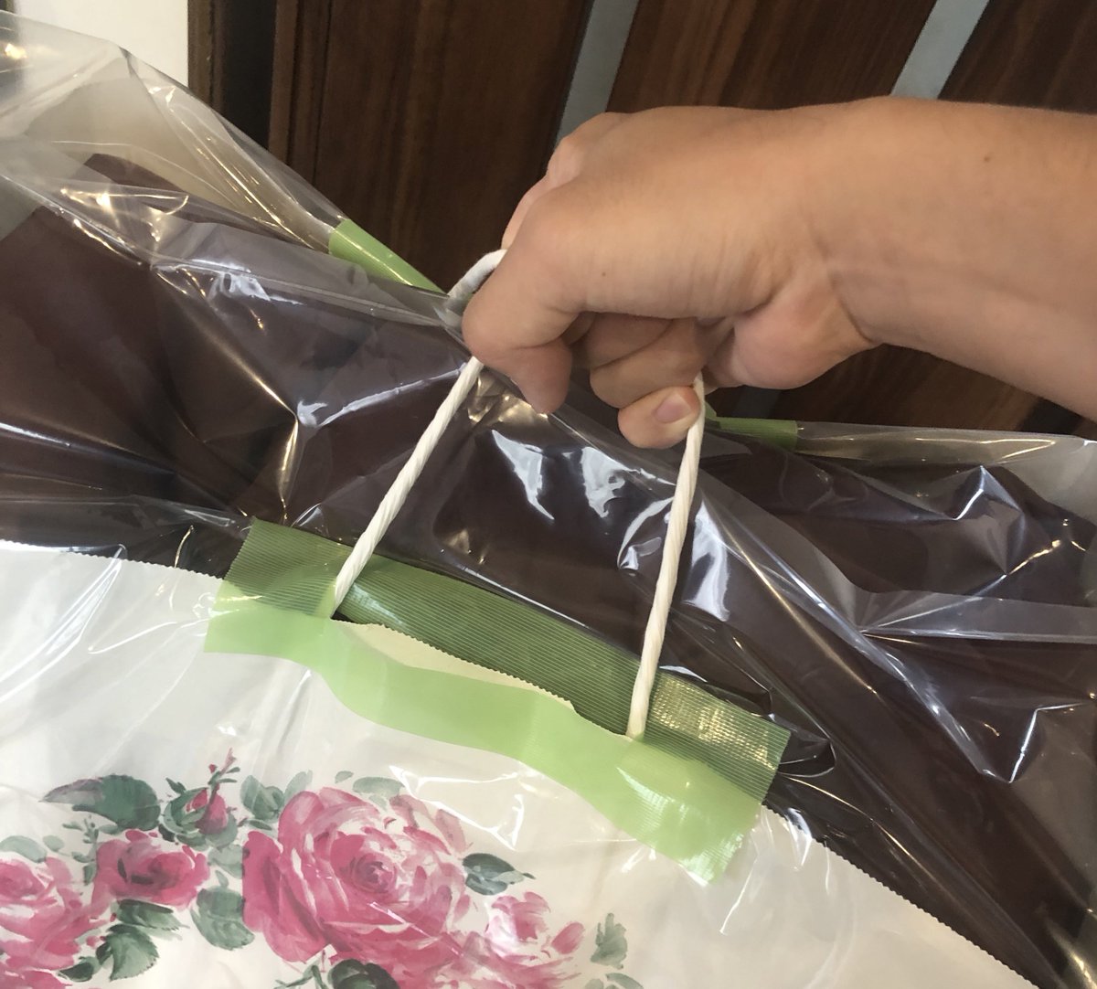 これはゴミ袋で紙袋の雨カバー作りたいけど、切ったところの強度が心配な時に使える豆知識、ライフハックです🙋‍♂️☔🛍
(テープ貼ってから切り込み入れる) 