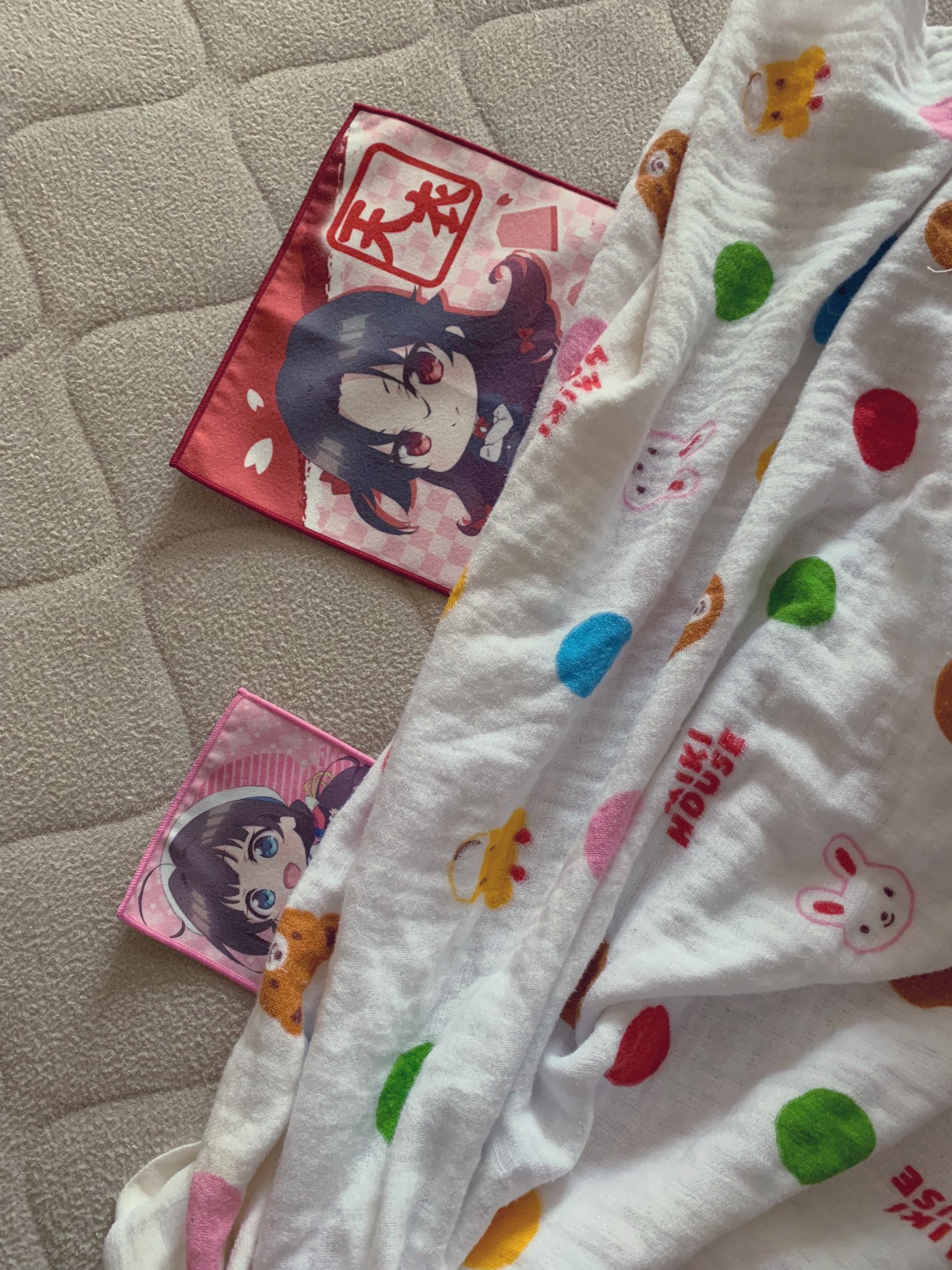 白鳥士郎 最近の娘 2歳 のマイブームは パパの部屋から持ち出したグッズのサンプルのお世話をすること あいちゃんと天ちゃんを寝かしつけてます