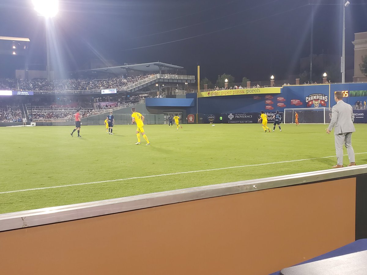 markesbunch's tweet photo. My office for the evening https://t.co/cT7gnI5a3M