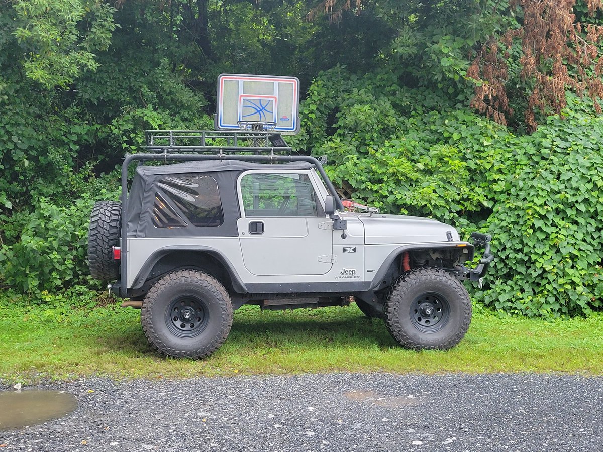 Just bought this beautiful 2006 Jeep Wrangler. Going to be tweeting out updates of what I do to her.