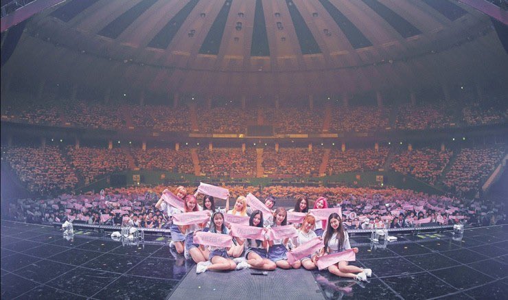 asas8200's tweet photo. 비도 오고 그래서 니 생각이 나서 

니 생각이나서 너희들의 영상을 보며 

나도 모르게 나오는 웃음을 참을 수 없어 

#TomorrowWithIZONE https://t.co/hY35h0dfT5