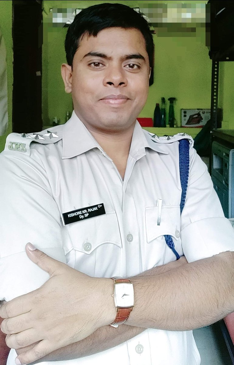 #गरीब दो वक्त की रोटी के लिए अपने #अस्तित्व की लड़ाई लड़ता है।
#अमीर धन,सम्पदा,शासन पर कब्जा के लिए #वर्चस्व की लड़ाई लड़ता है।
इसीलिए हे गरीब भगवानों ! नून-रोटी ,माड़-भात,चोखा-चटनी खा लो लेकिन बच्चों को अच्छे से पढ़ाओ👏