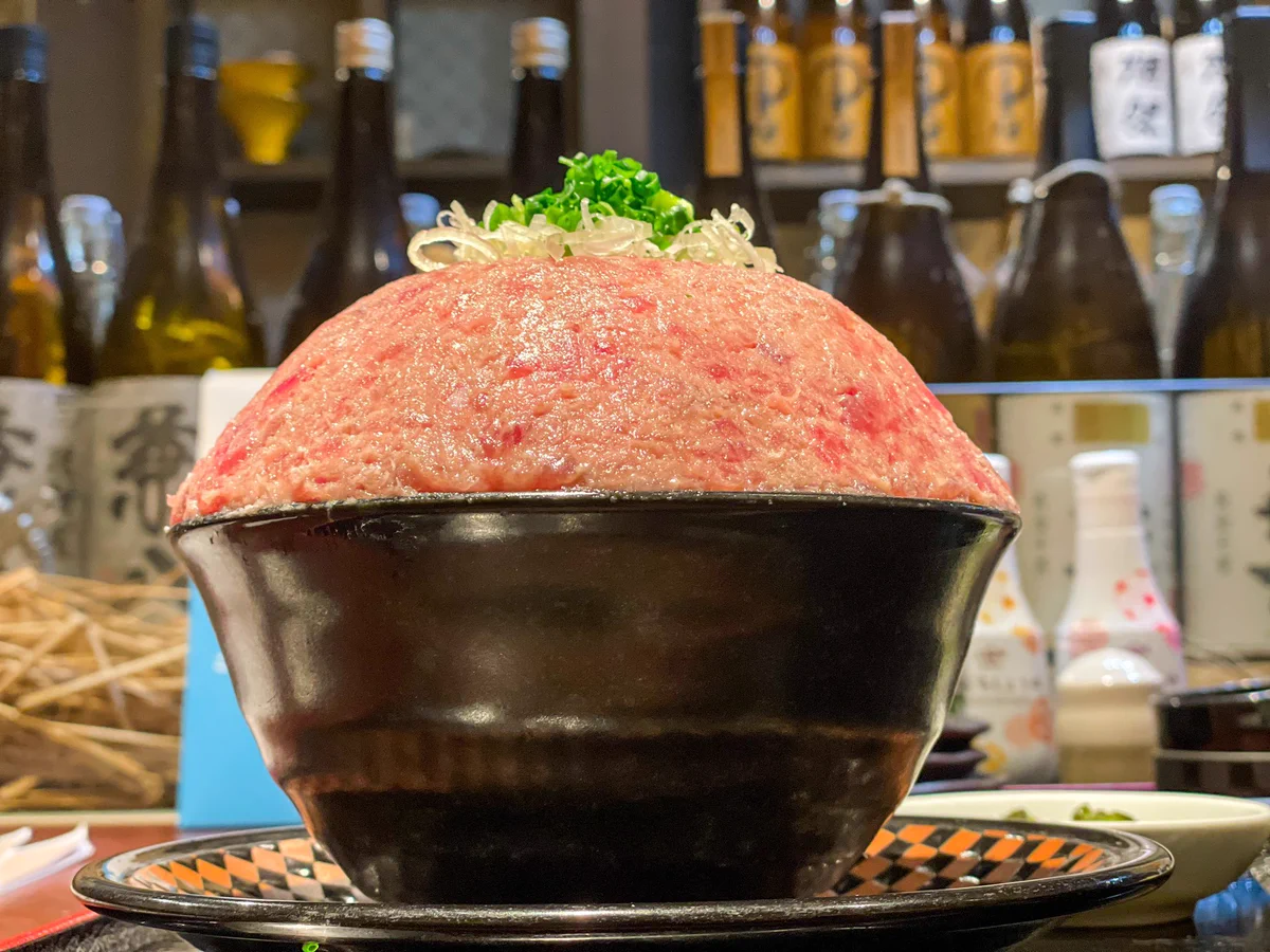 もはやご飯はおまけ程度？爆盛りネギトロ丼がヤバすぎるwww